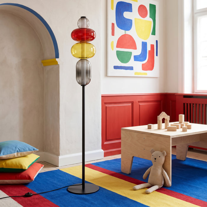Modern Europe Colored Glass Stone Jar Shaped LED Floor in einem hellen Wohnraum