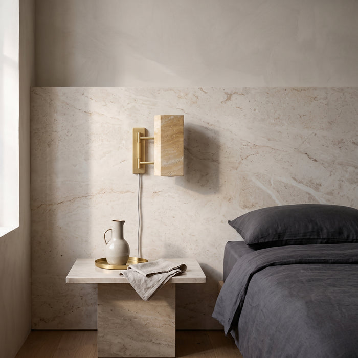 Wabi Sabi Yellow Marble Wall Lamp Led Bedside Japan in einem hellen Wohnraum