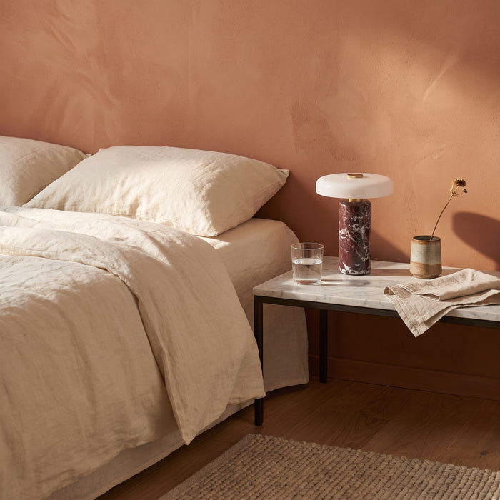 Danish Portable Charging Table Lamp Luxury LED Marble in einem hellen Wohnraum