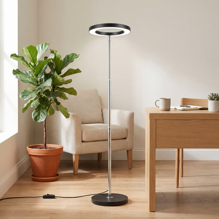 Höhenverstellbare schwarze LED-Pflanzenlampe mit Ringlicht und rundem Standfuß in einem hellen Wohnraum