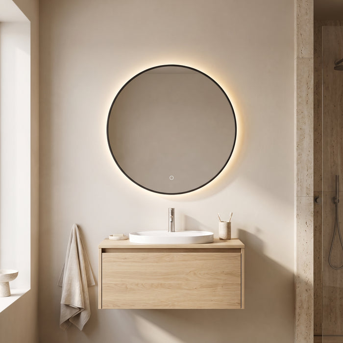 Runder LED-Badspiegel mit warmer Hintergrundbeleuchtung in einem hellen Badezimmer