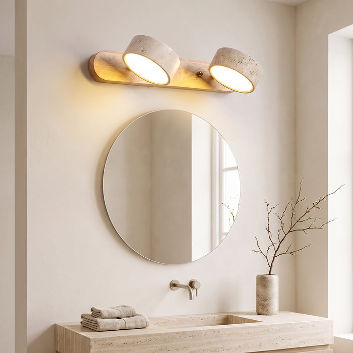 Spiegelleuchte aus Travertin mit zwei LED-Köpfen und Naturholz-Halterung in einem hellen Badezimmer