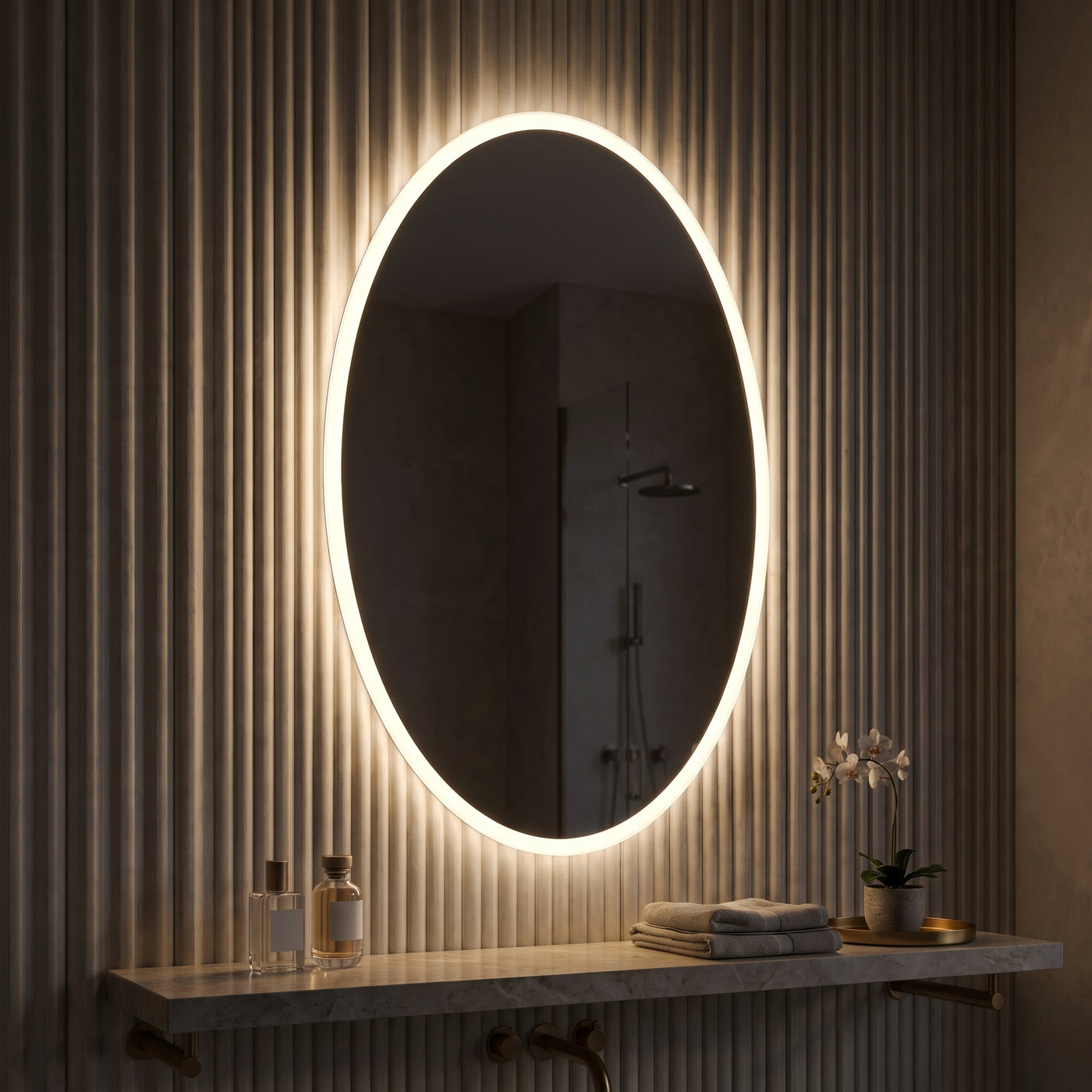 LUVODI 60x80cm Oval LED Backlit Vanity Mirror Modern mit eingeschalteter LED-Beleuchtung am Abend