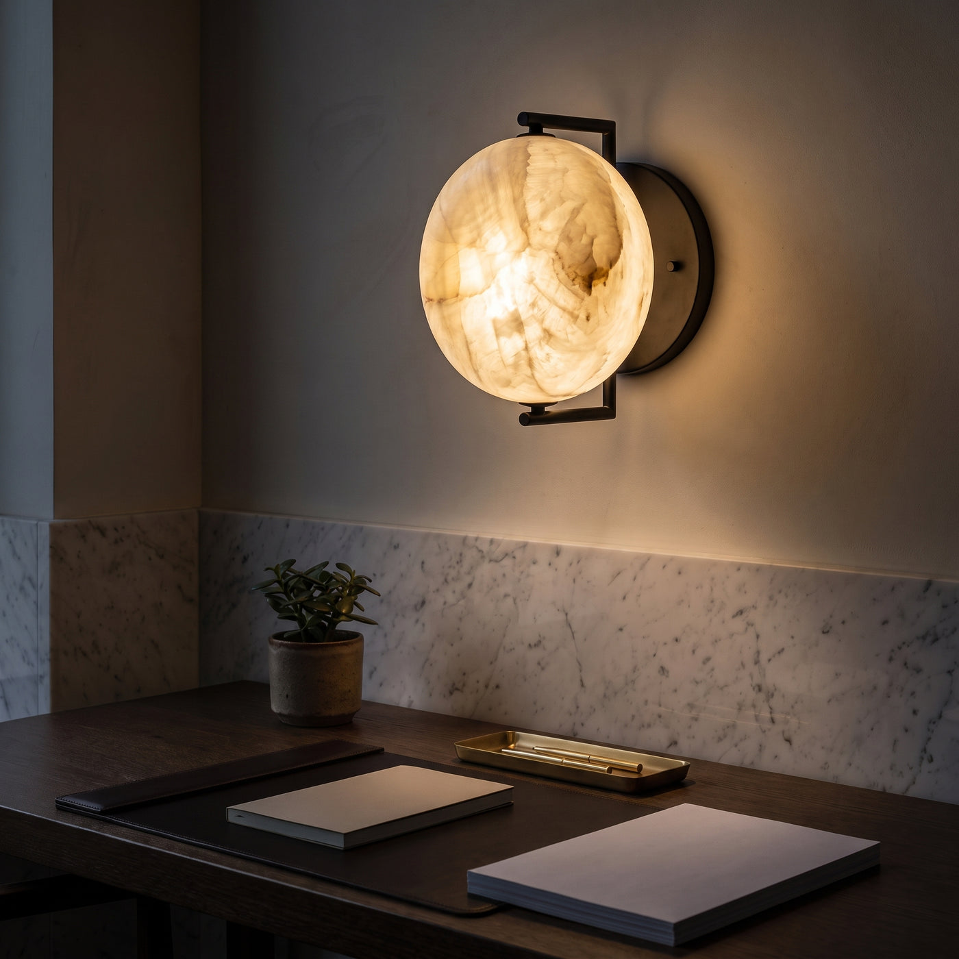 Spanish Marble Bedside Wall Lamp Natural Stone LED eingeschaltet am Abend