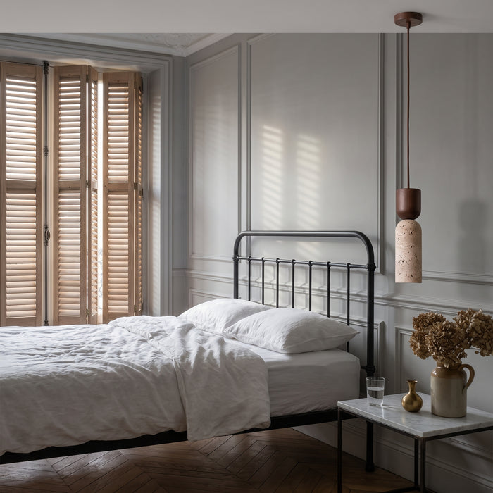 Japanese wabi-sabi style bedroom bedside chandelier, in einem hellen Wohnraum