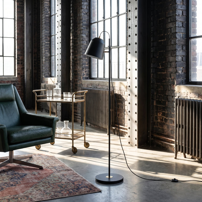 Modern Floor Lamp Pendant Light Luxury Black Atmosphere in einem hellen Wohnraum