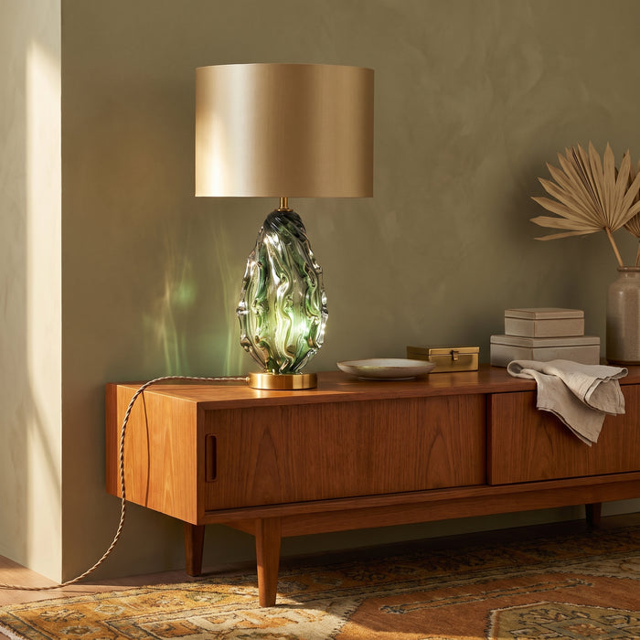 Art colored glass table Light Fashionable glazed lamp in einem hellen Wohnraum
