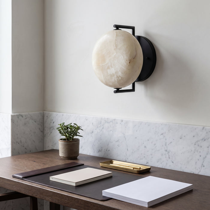 Spanish Marble Bedside Wall Lamp Natural Stone LED in einem hellen Wohnraum