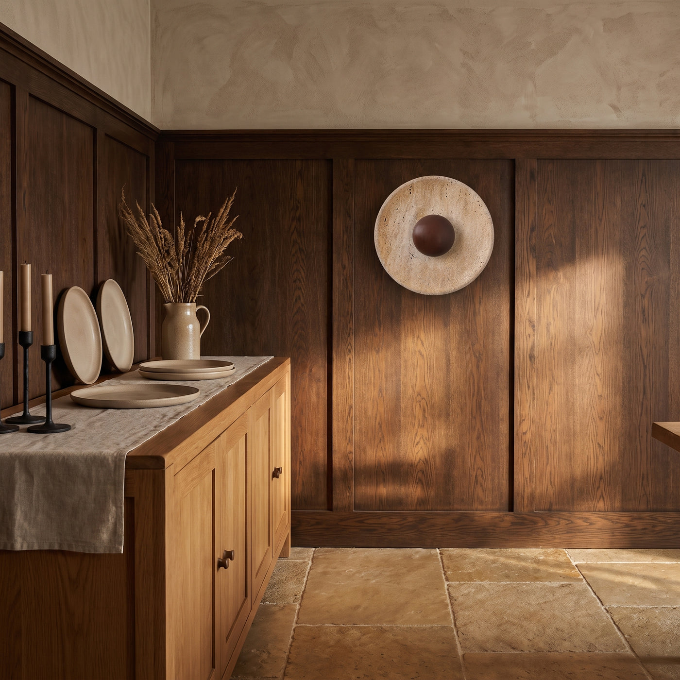 Modern Natural Stone Wall Light Sconce, Dark Wood 25cm in einem hellen Wohnraum