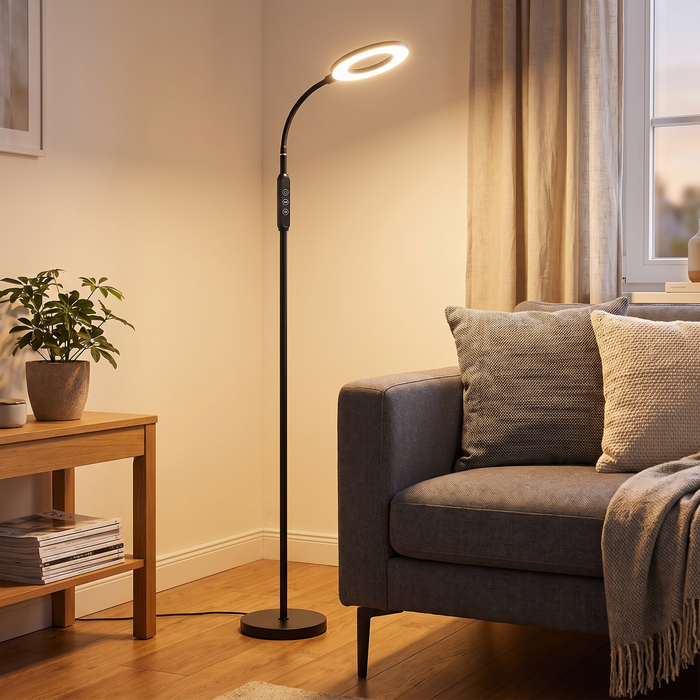 Dimmbare LED-Stehleuchte mit Ring-Kopf neben dem Sofa im Wohnzimmer