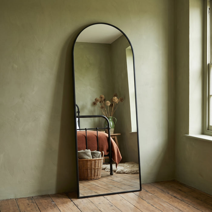 Full Length Mirror,Standing Mirror with Black Frame, in einem hellen Wohnraum