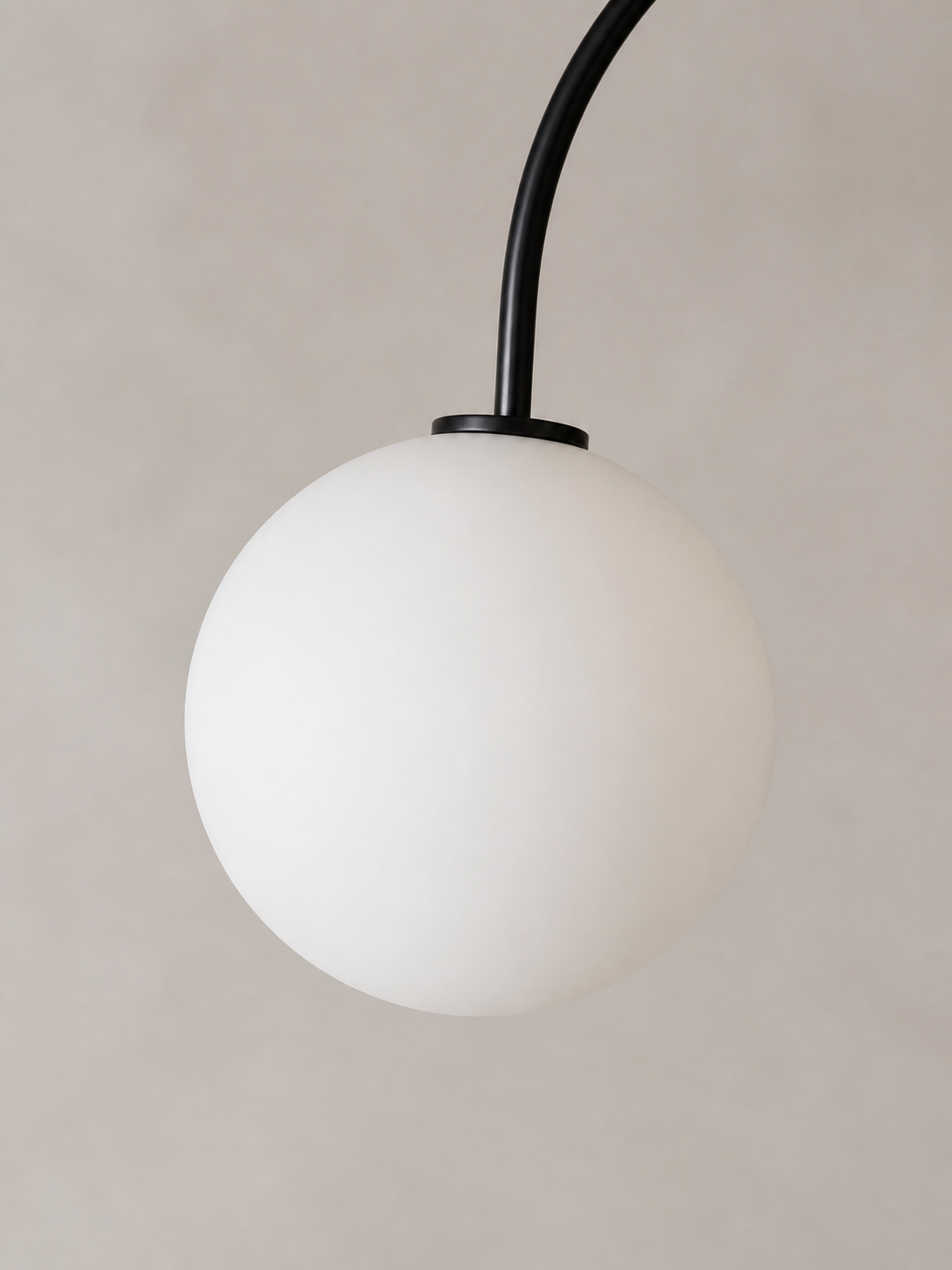 Detail einer opalweißen Glaskugel der schwarzen Pendelleuchte 100 cm