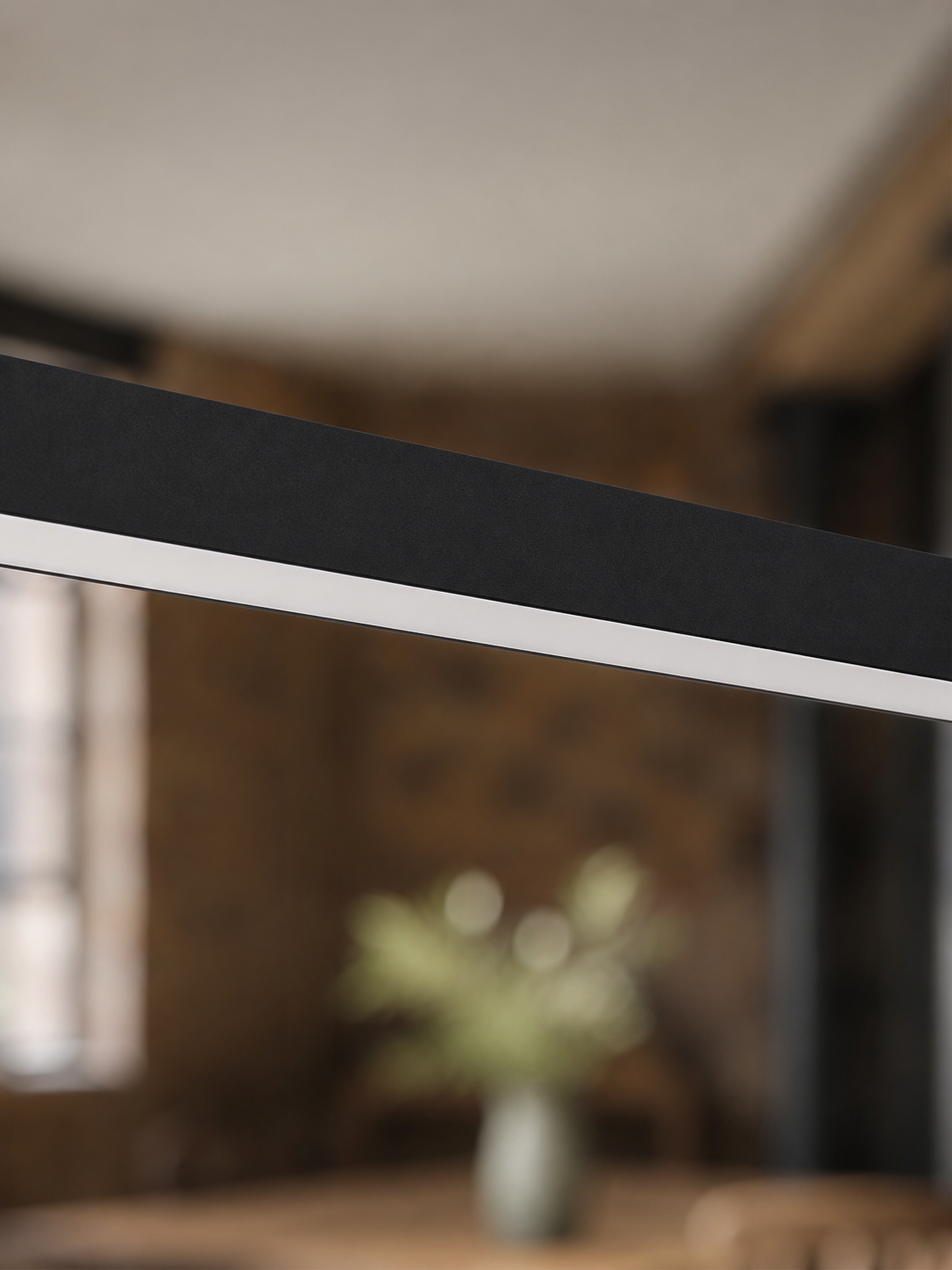 Detail des ausgeschalteten Diffusors der schwarzen LED-Balkenpendelleuchte 100 cm