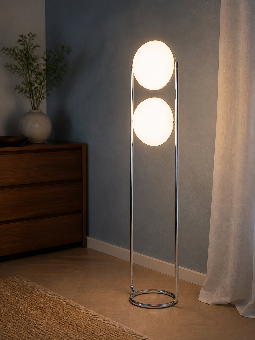 Chrom-Stehlampe mit zwei warmweiß leuchtenden weißen Acrylscheiben im Schlafzimmer