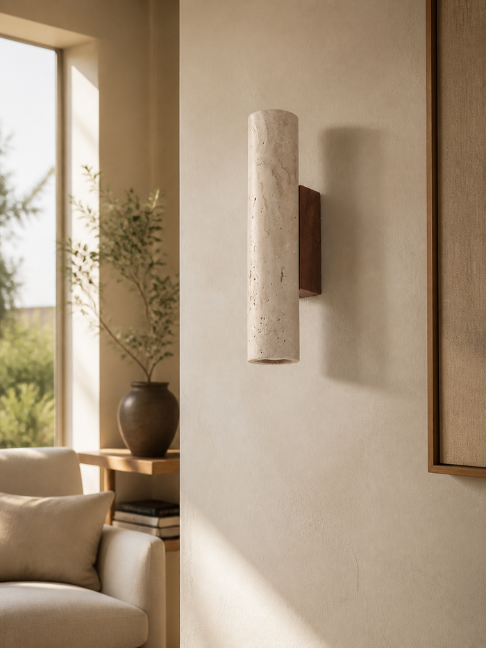 Zylindrische helle Wandleuchte mit Holzrückseite in einem ruhigen Wohnraum