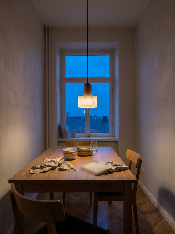 Marmor-Pendelleuchte im Wabi-Sabi-Stil, über dem Esstisch