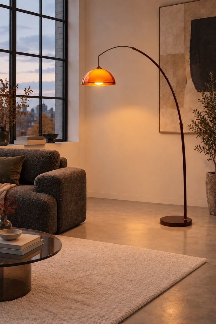 Bogenlampe mit orangem Acrylschirm über der Sofaecke in einem Loft